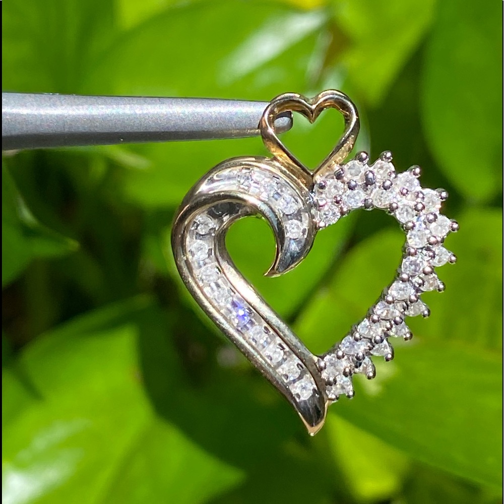 10KT multi diamond heart ❤️ pendant